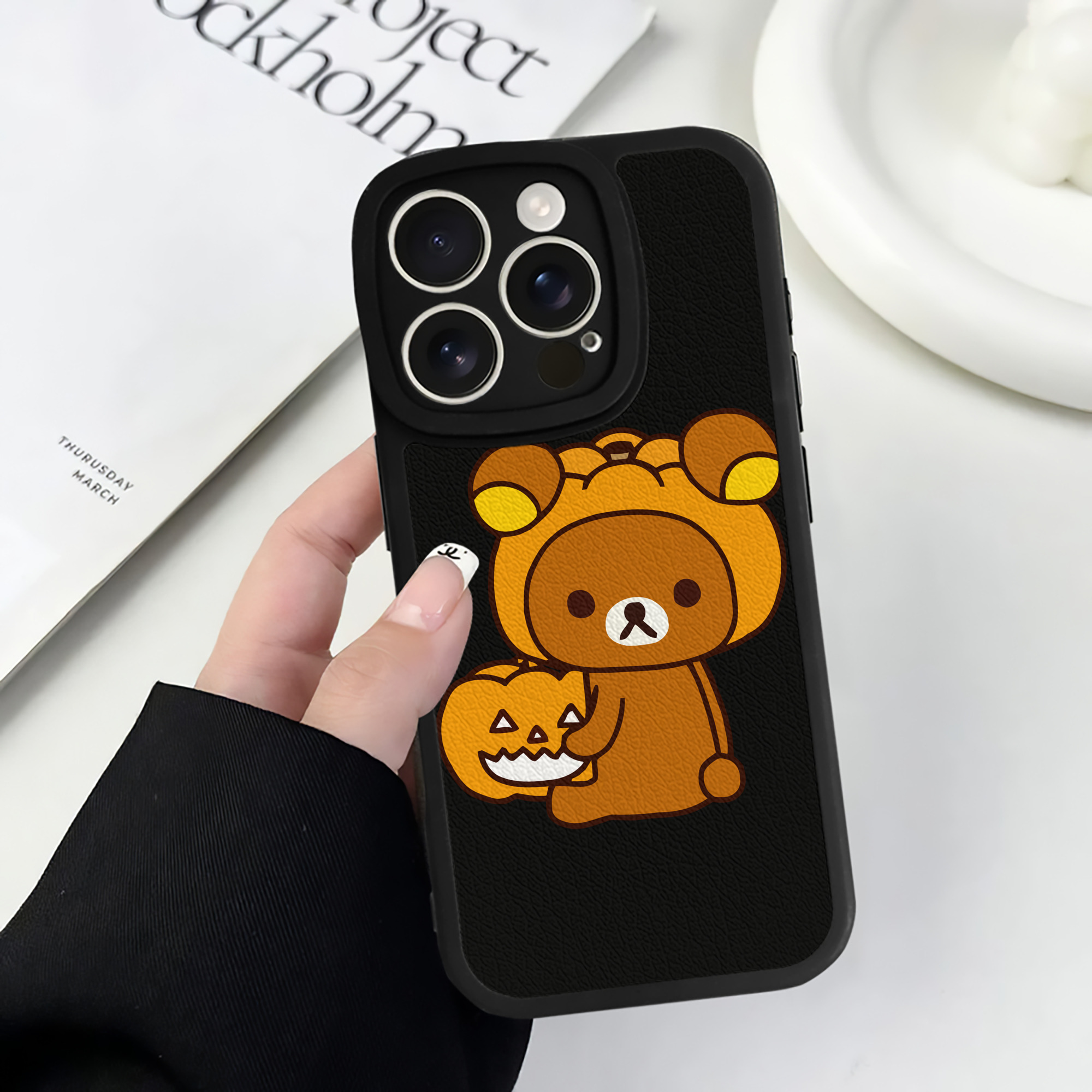 （画像用） リラックマ リラックマ キイロイトリ Rilakkuma Korilakkuma Kiiroitori 【iPhone 16シリーズ対応】シリコンスマホケース（レザー調） 材質：シリコン